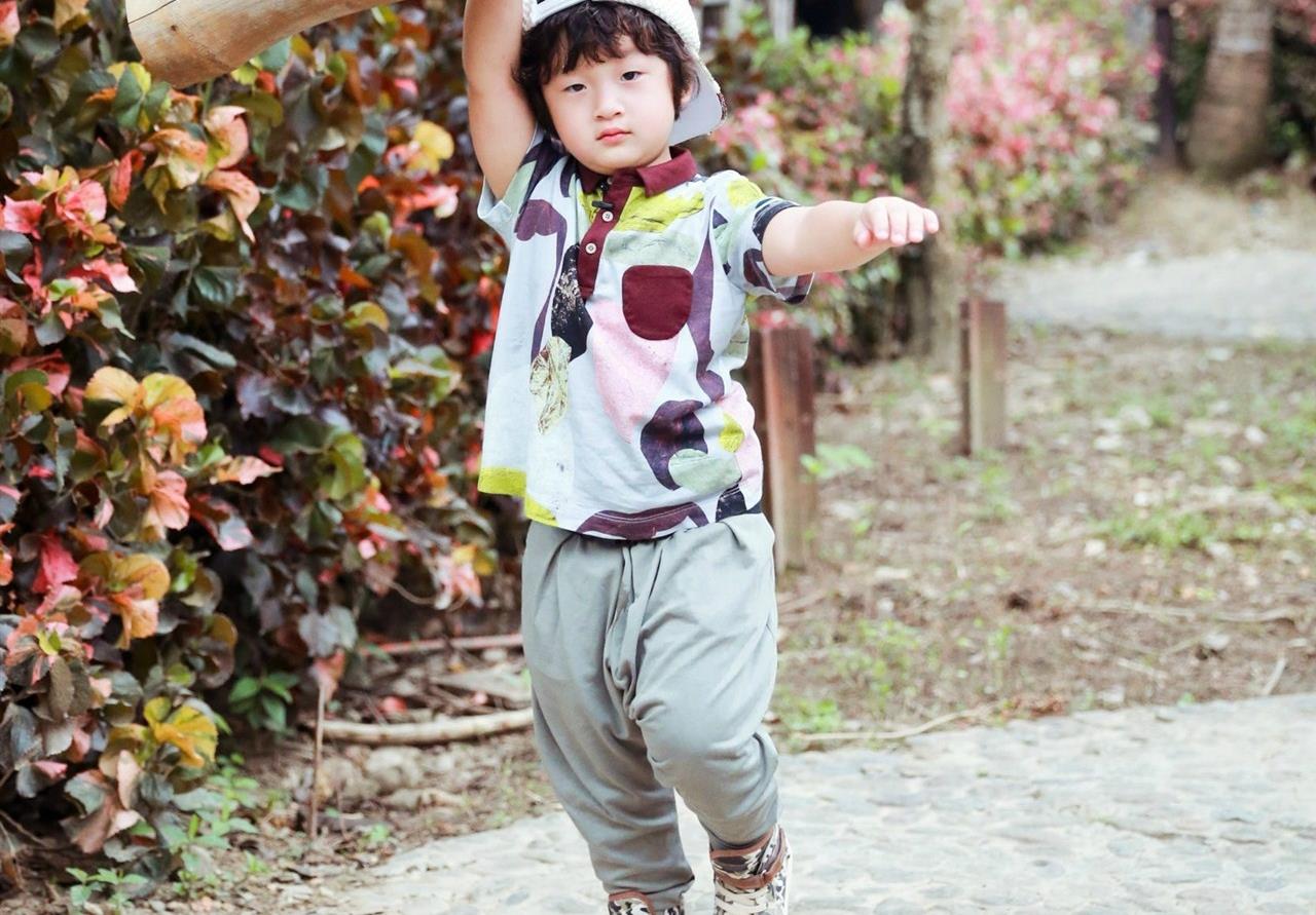 拳王儿子轩轩7岁了,爆炸头变寸头,和爸爸练拳击被赞"小拳王"