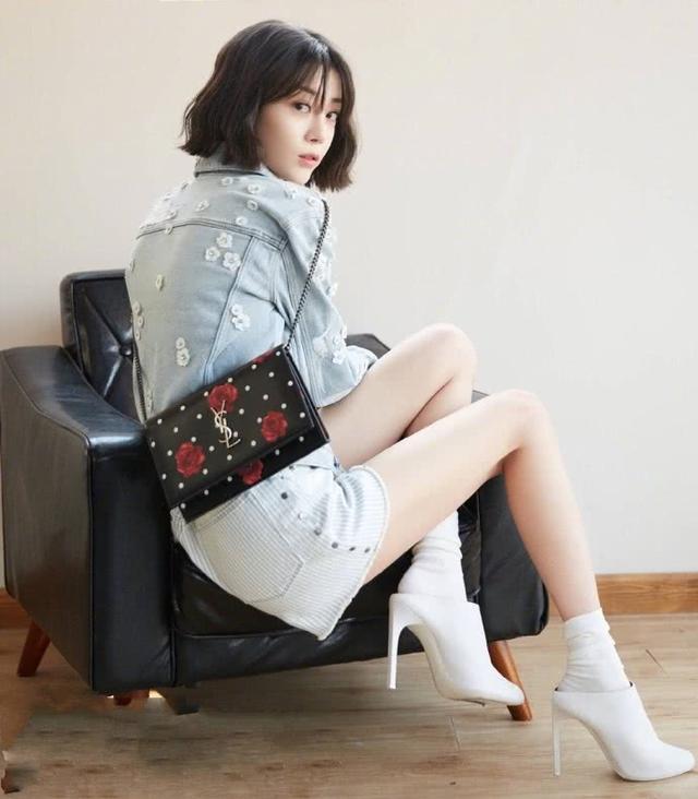 李溪芮的腿被称为腿精,而李沁的大长腿白到发光不输李溪芮