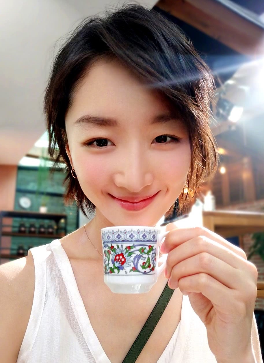 唐艺昕也是一位笑眼女明星,唐艺昕属于小巧可爱型的长相,笑起来也非常