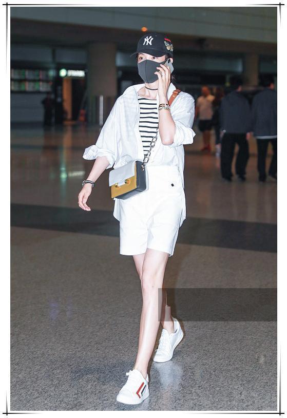 45岁李冰冰穿短裤秀腿竟不输26岁周冬雨?网友:难怪能俘获小男友