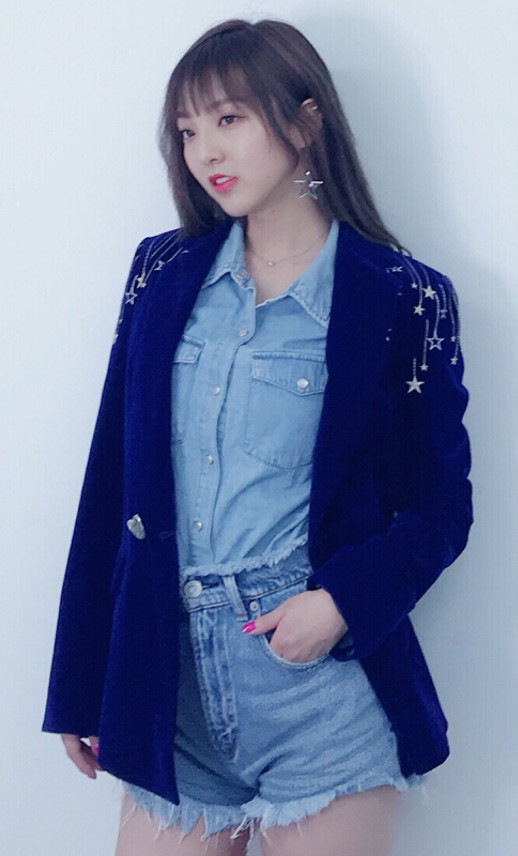 强东玥现身机场,"露胃装"秀腰引热议,网友:为何要模仿安琪拉