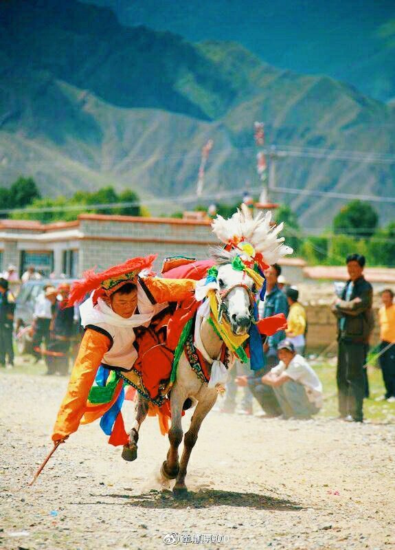 望果节是藏族农民欢庆丰收的节日,流行于拉萨,日喀则,山南等地