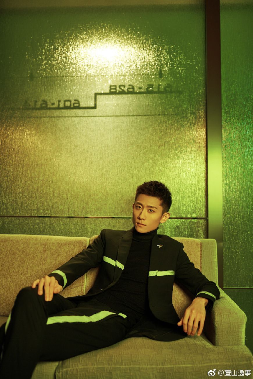 26岁张一山玩个游戏这么帅!西装太肥完全撑不起,不会是借的吧?