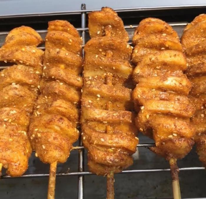 北方人最爱的"红油大面筋",南方网友:一串太大,吃相不雅观!