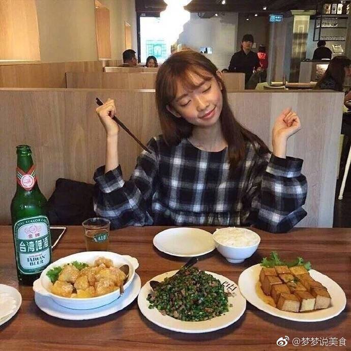 永远不要低估女生拆快递的时候和吃东西的时候迸发出的无尽潜力点赞这