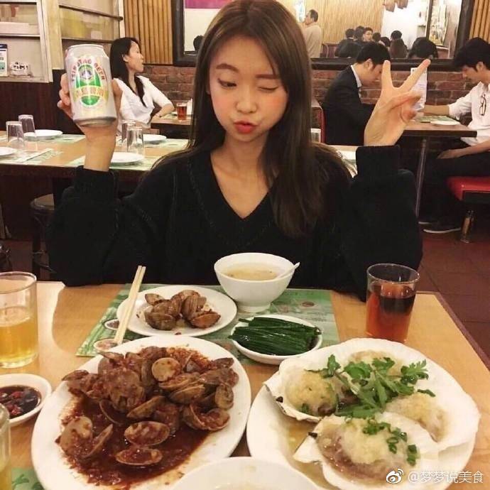 永远不要低估女生拆快递的时候和吃东西的时候迸发出的无尽潜力点赞这