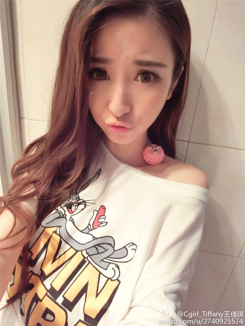 90后清纯宅男女神王佳琪微博私服照