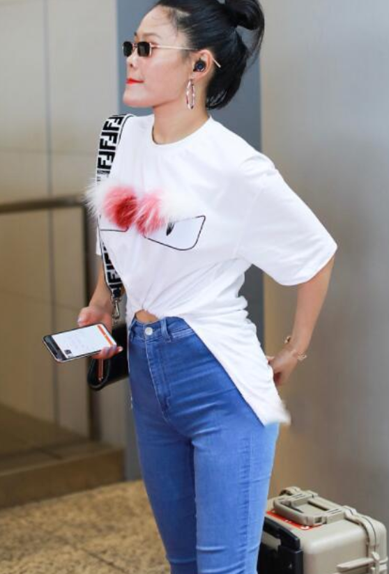 袁娅维豁出去了,牛仔裤都被你撑爆了还硬穿,网友:真肥!