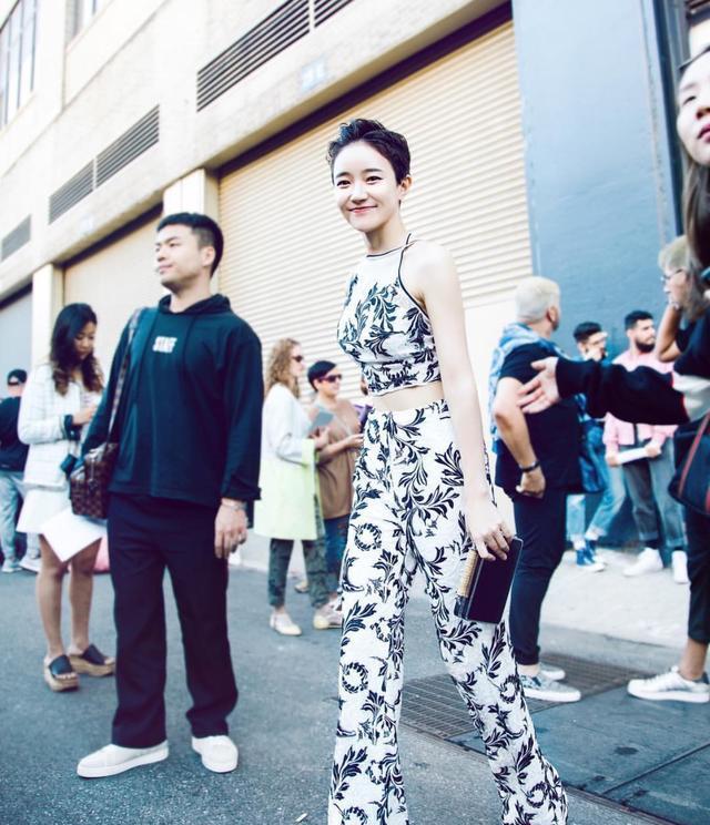 焦俊艳纽约时装周大放异彩, 完美笑容力压章泽天