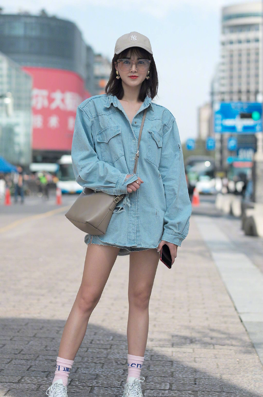 街拍,不到一米六的个子,这样穿,显得腿又细又长