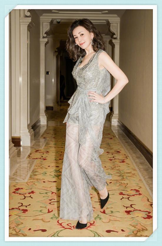 王琳不服老年近50挑战印花裙47岁活脱脱穿成了17岁花姑娘