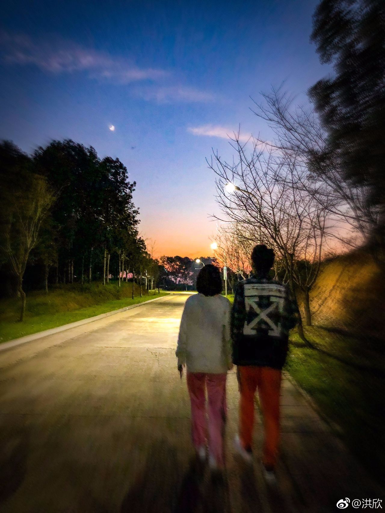 洪欣晒照和张丹峰二人世界爱不停,网友:为你俩拍照的是毕滢吗?