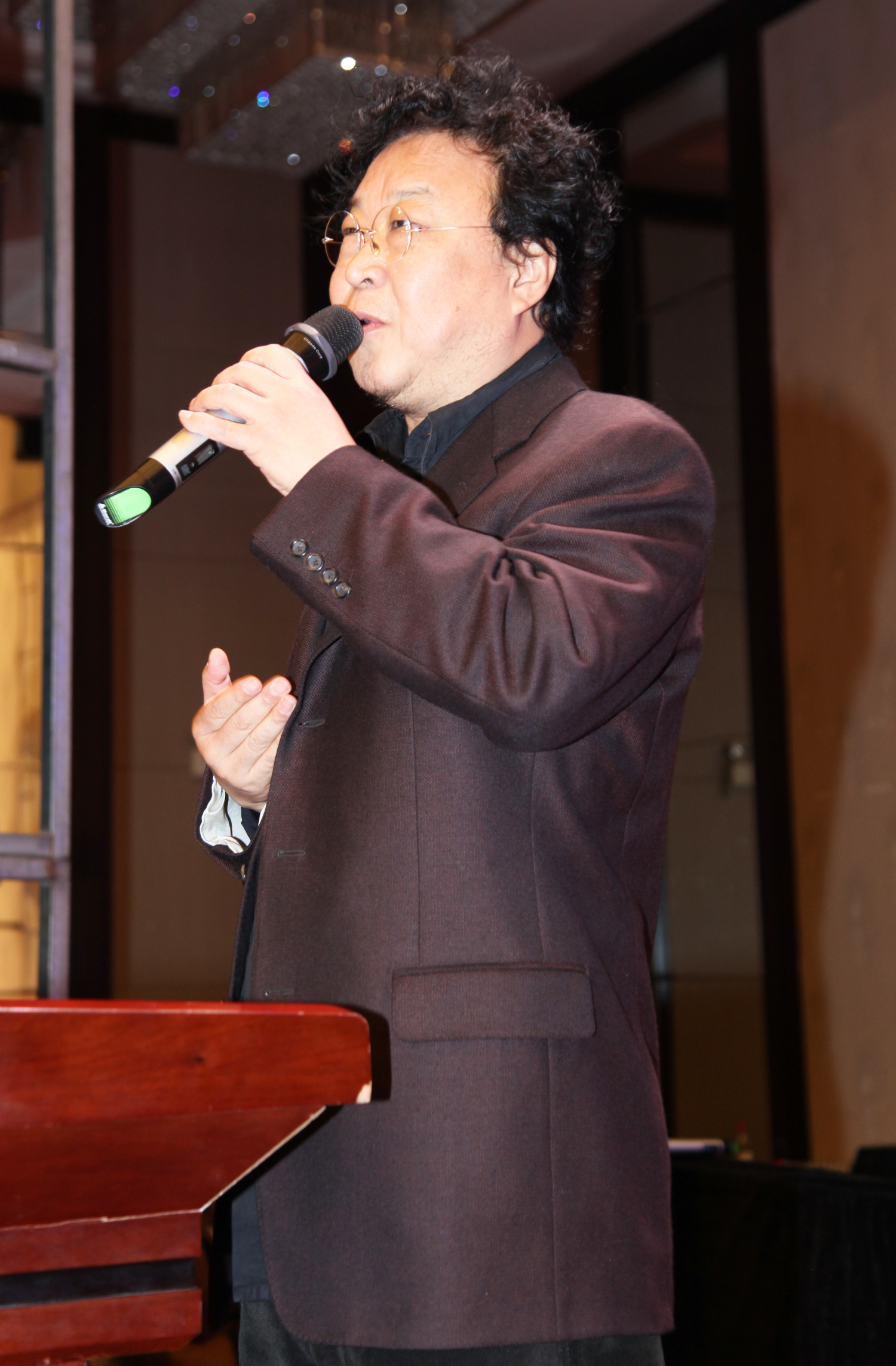 照片说明:著名词作家,"中国造星之父",中国金牌策划人张俊以在致辞