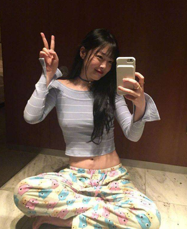 韩国女星崔雪莉再发新照疑似未穿内衣凸点明显尽显性感