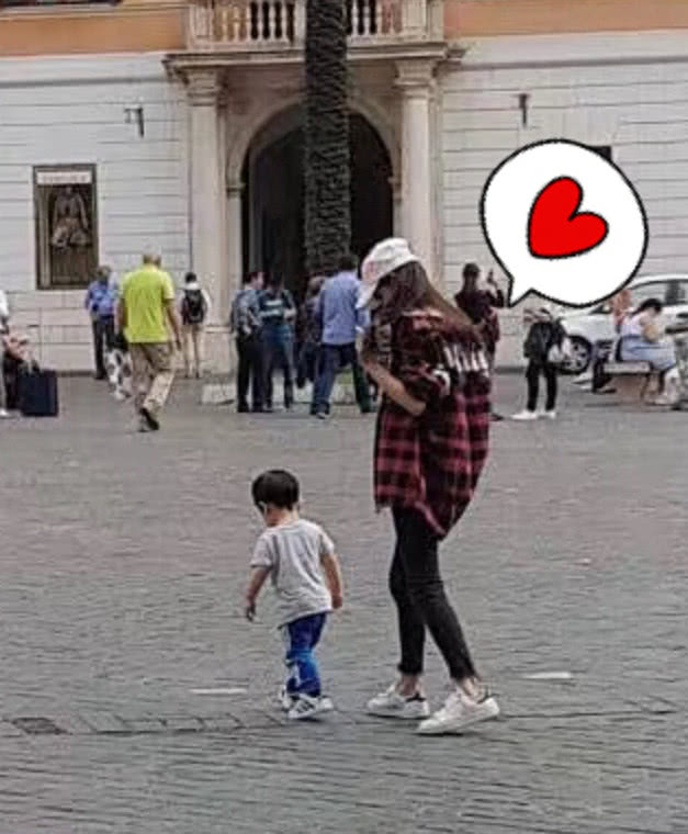 小海绵也长成能独自走路的年纪!与妈妈杨颖出行脚步一致超有爱