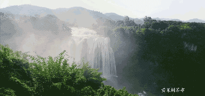 大瀑布后有一水帘洞,长134米,贯穿全瀑,万幅绞绡掩罩六个洞窗,瀑声盈