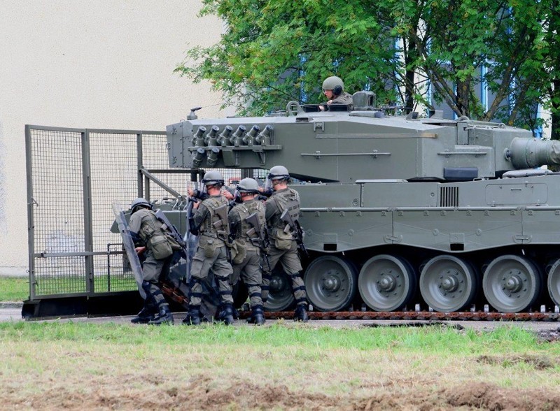 奥地利陆军的反暴乱改装型"豹2a4"主战坦克