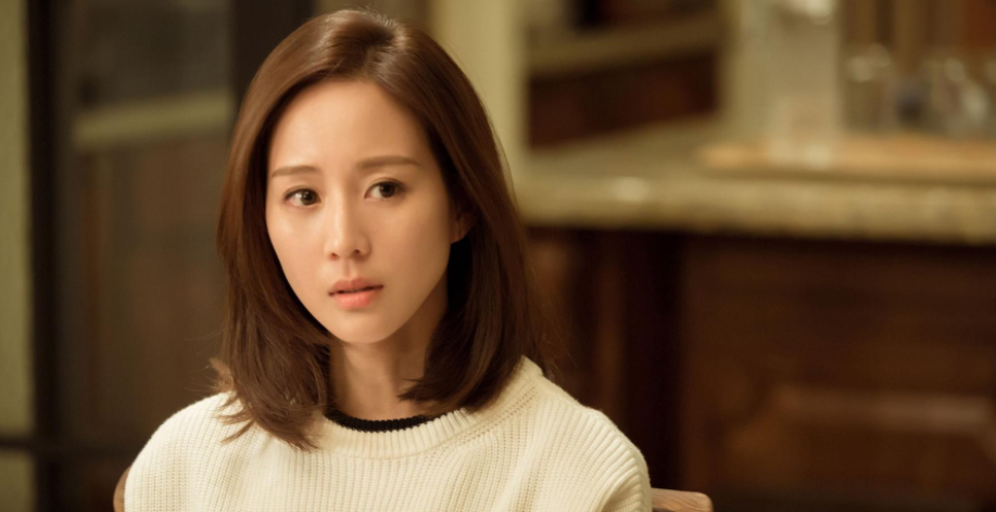 在演艺方面,张钧甯刚出道是就出演《流星花园2》,后来更是凭借《白色