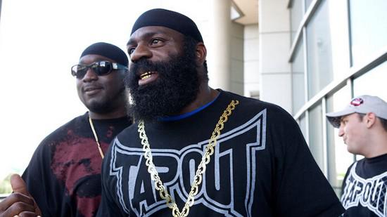 他惹怒了黑市拳王金波,结果被打惨了!