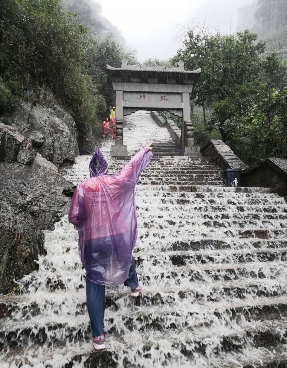 天降暴雨泰山景区台阶变"瀑布" 不少游客逆流而上