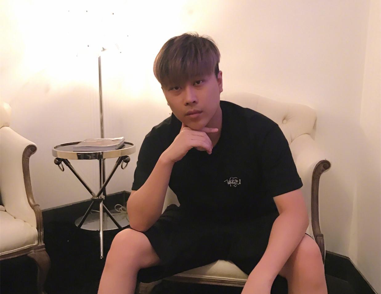 卢本伟果然有排面 被初中生选为班级偶像