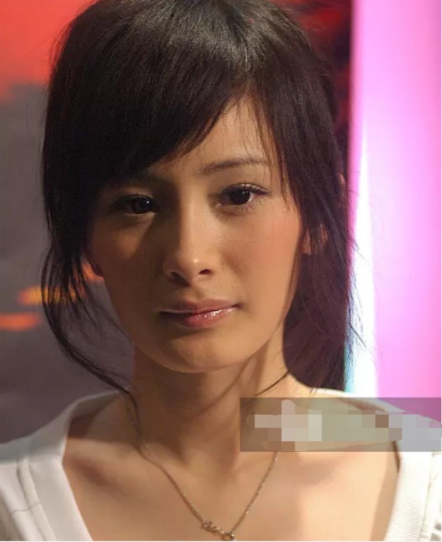 杨幂高清无修旧照图曝光,素颜雷人,最后一张杨幂看了想销毁!