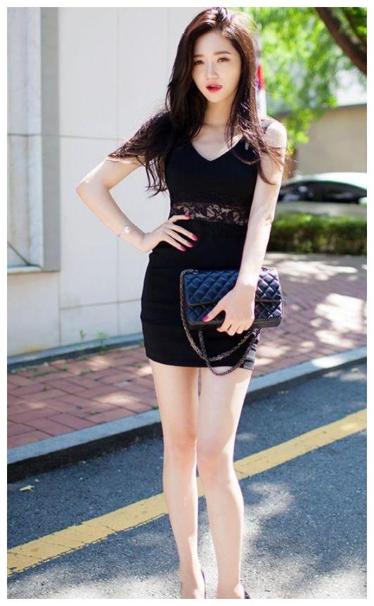 漂亮的紧身裙美女,展现曼妙动人的身材,散发出华丽气质!