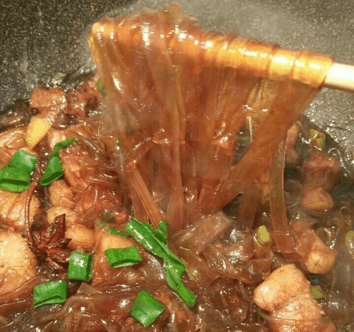 最后一步就只需要放入粉皮跟水了,当水烧得差不多干了之后,便可以出锅