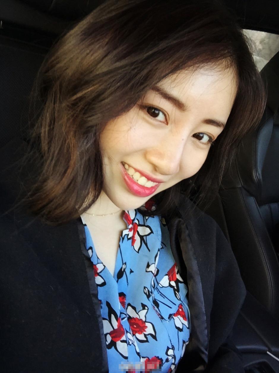 这位体操女神就是周捷,曾经是中国艺术体操运动员,她的颜值很高,身材