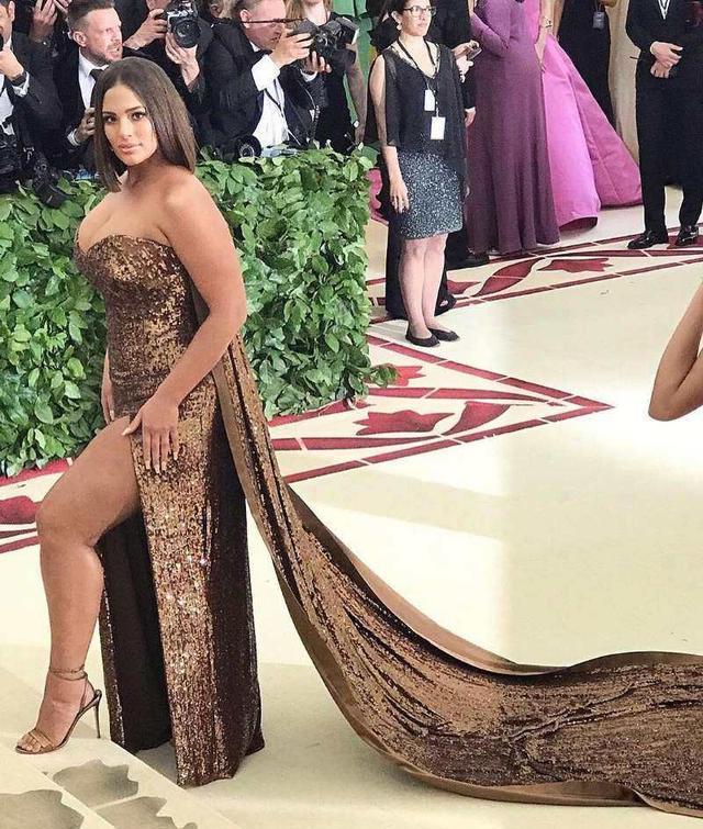 大码超模阿什利·格雷汉姆穿"蛇皮"裤,秀手臂肌肉,很壮实