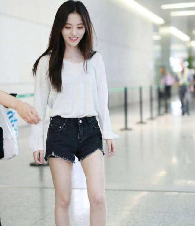 有一种裤子叫鞠婧祎的安全裤永远露在外边网友不嫌热吗