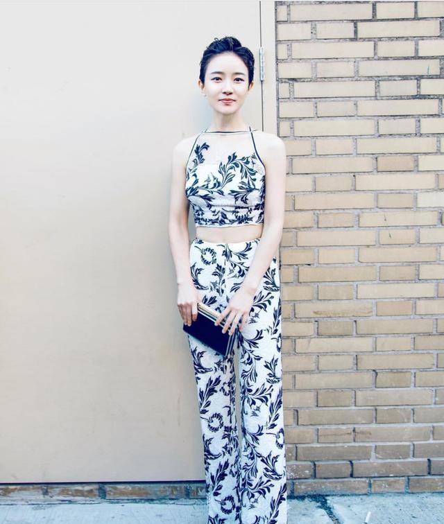 焦俊艳纽约时装周大放异彩, 完美笑容力压章泽天