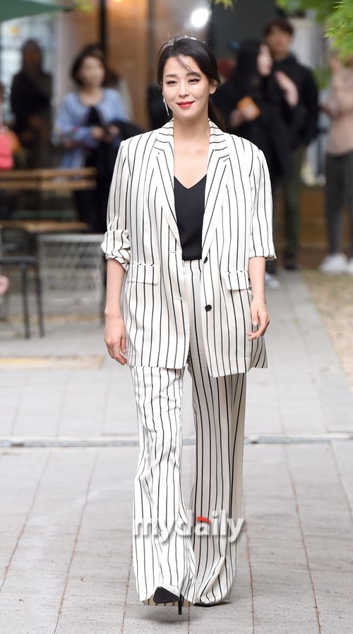 韩国女艺人韩高恩首尔出席服装发布会