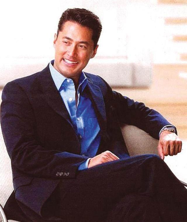 53岁王敏德生活照,警察形象深入人心,与妻子恩爱26年,女儿漂亮