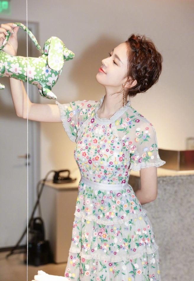 陈瑶一袭刺绣碎花裙出席时尚活动, 发型尽显温柔气质, 少女感满满