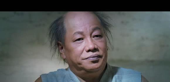 功夫巨星梁小龙:70岁容颜衰老,妻子年轻漂亮,女儿比父亲还牛