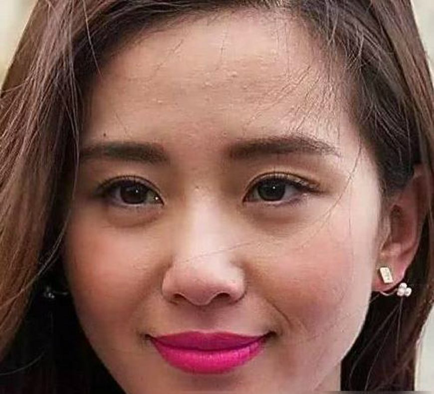 大眼美女赵薇在高清镜头下,可以清晰的看到脸上的皱纹,虽然涂了很重的