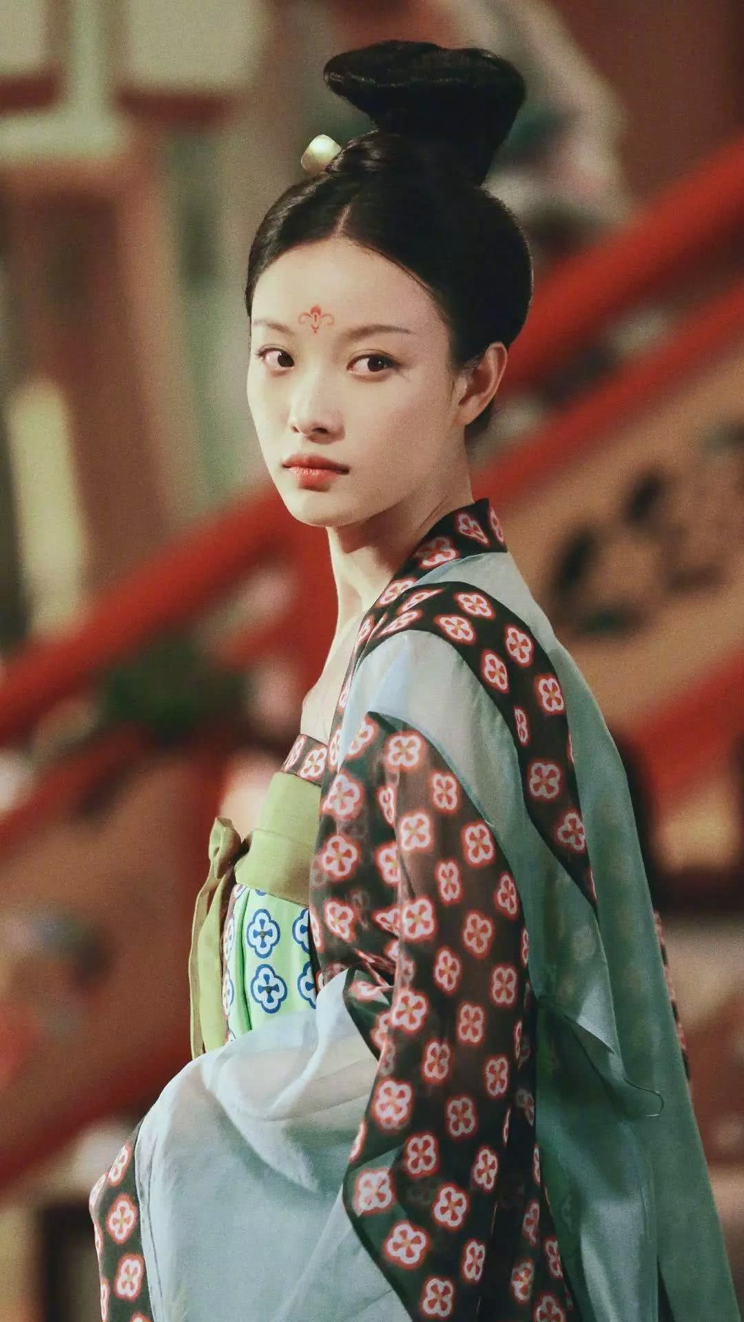 《天盛长歌》倪妮男装很英气,杨幂赵丽颖也曾男装,但都不是第一