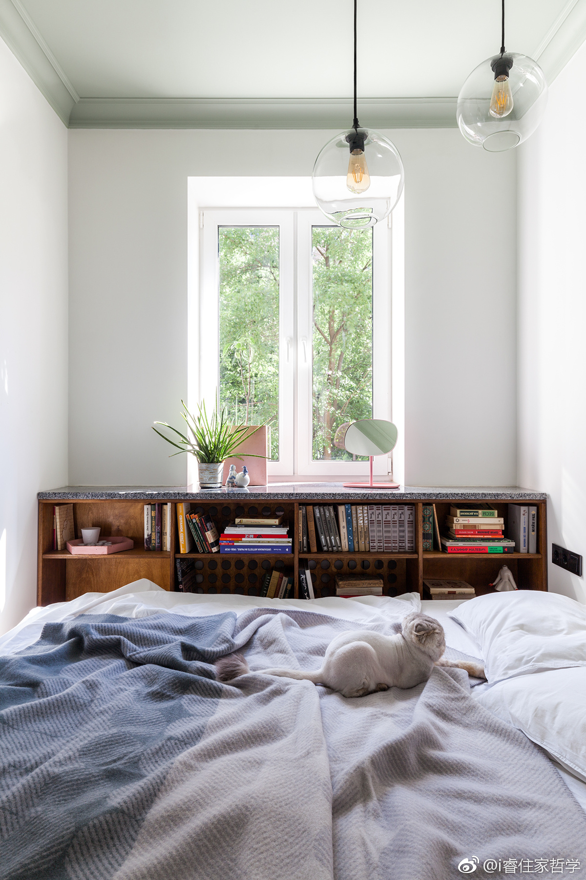 简约高级的北欧风格,不只有黑白灰.特别喜欢红色的浴室洗手台设计