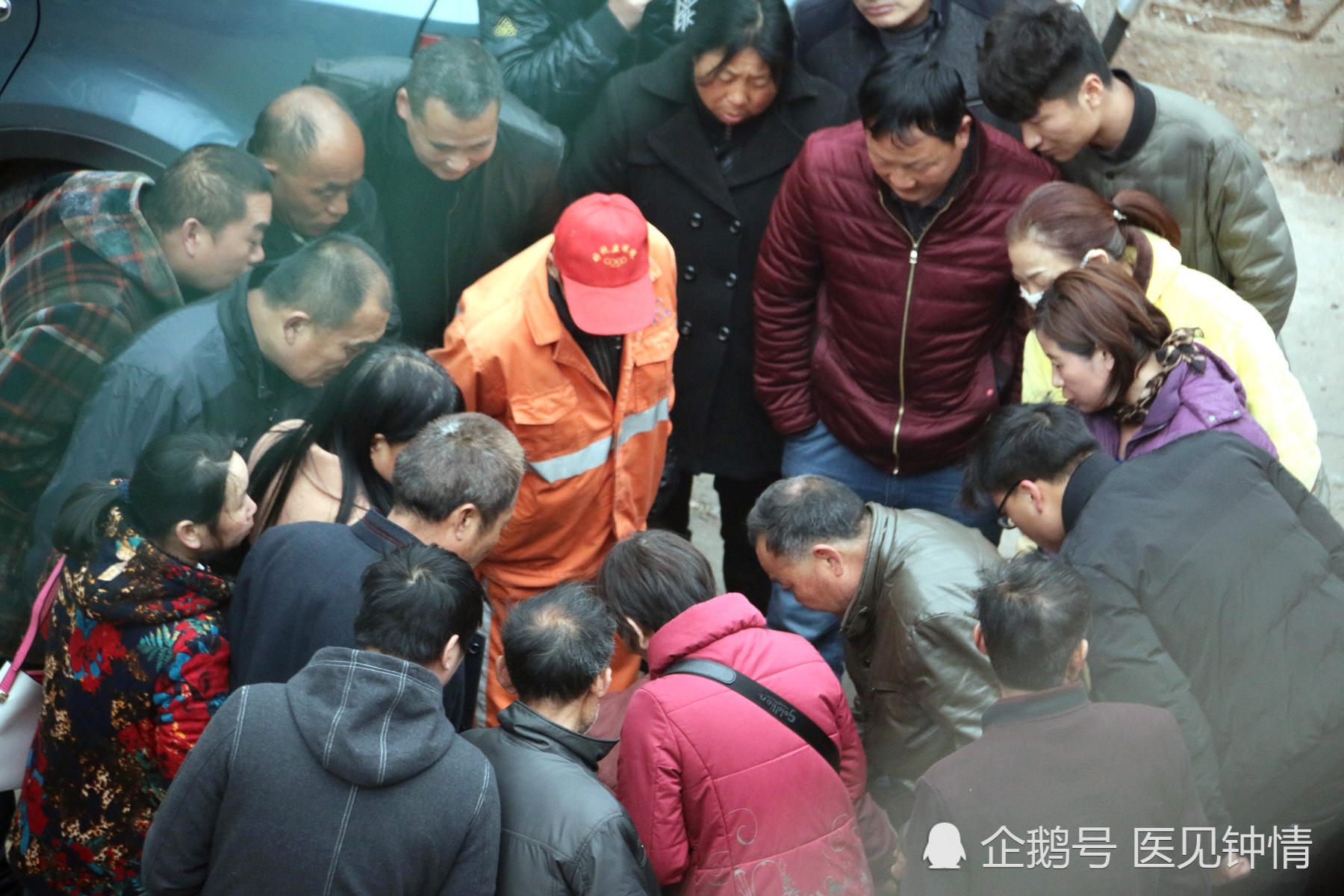 阜阳街头骗子上演合伙骗钱术 附近有正义群众大喊警察来了!