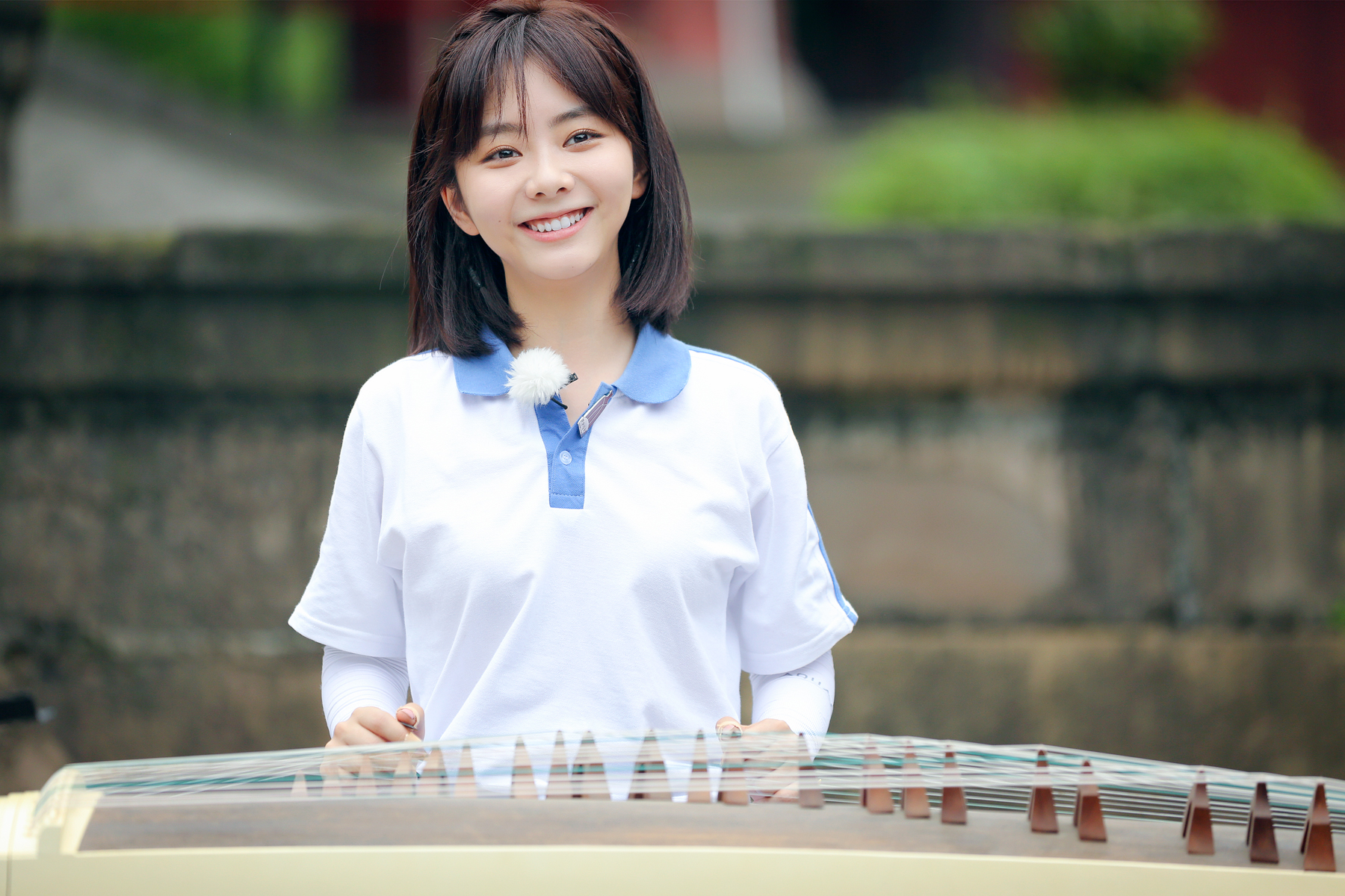 已经28岁的她却长了一张少女脸,穿上校服扮演明媚的十八岁少女丝毫不