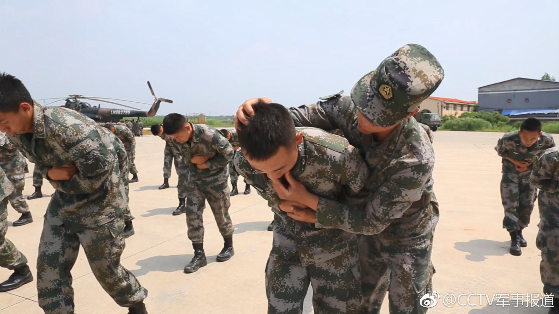 第72集团军某特战旅:低空跳伞 锤炼特种兵血性