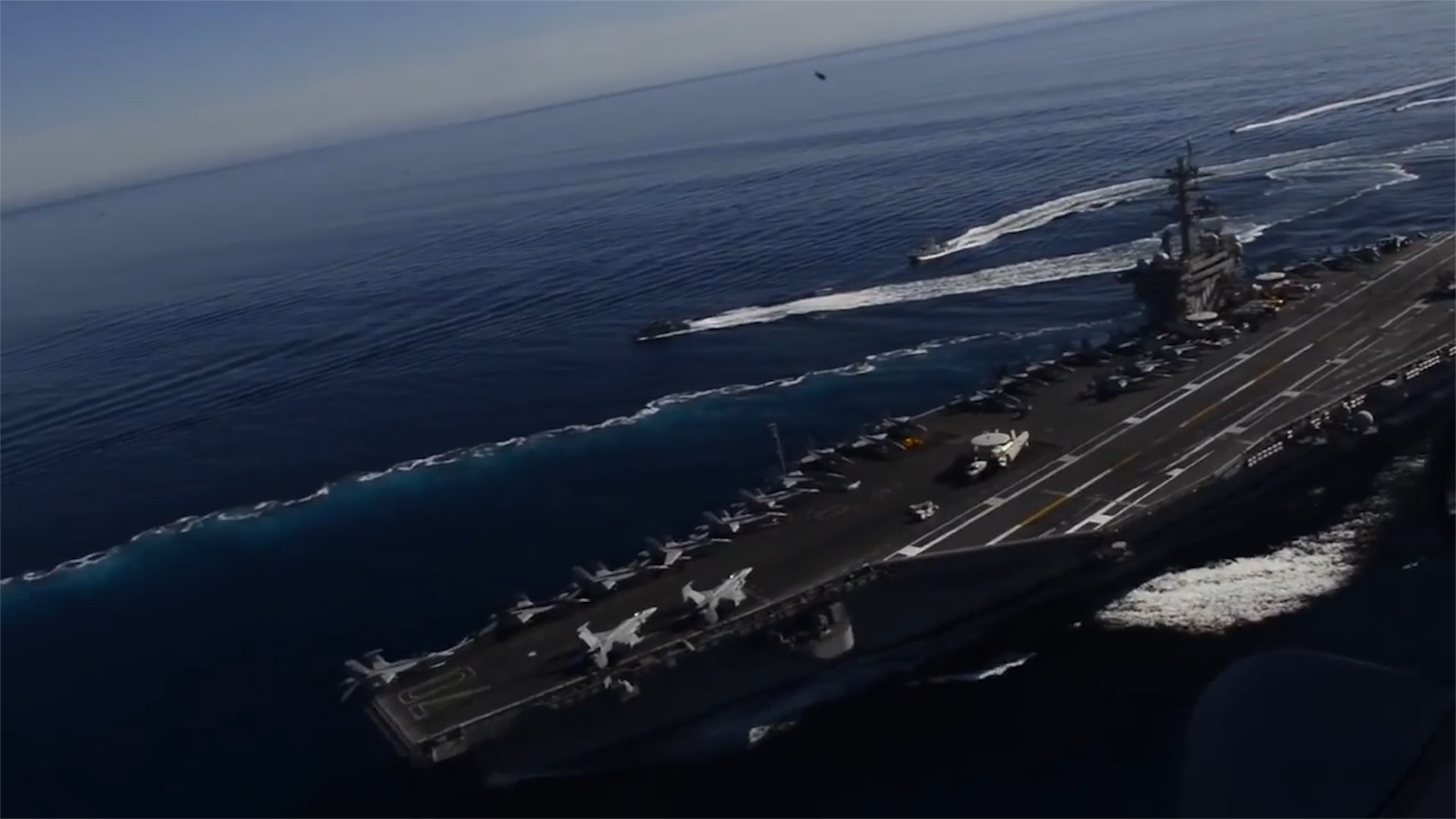 《红海行动》佟莉室内作战m249不合理运用,造就中国95b短突