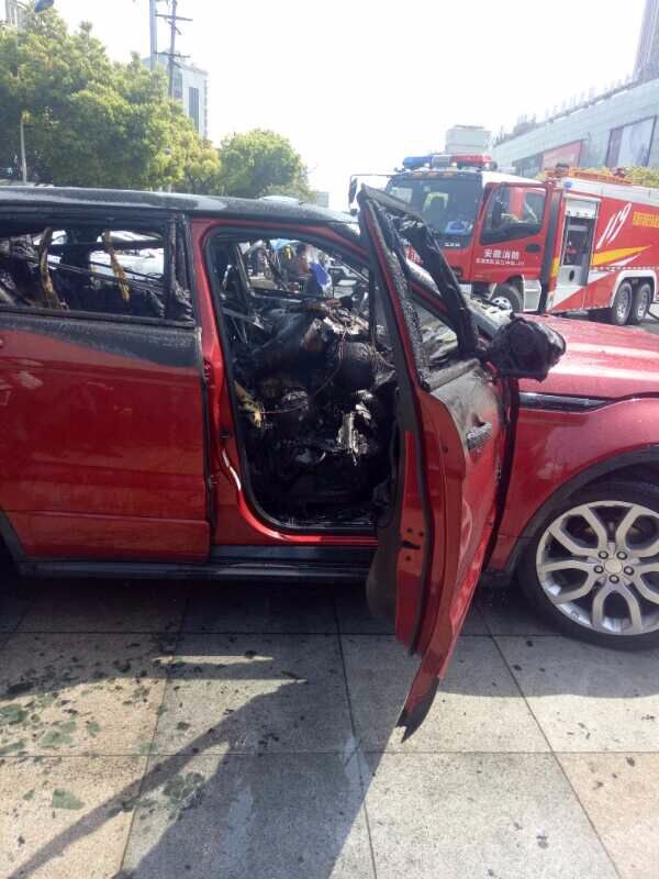 路虎轿车起火一男一女死亡 疑似因感情纠葛引发