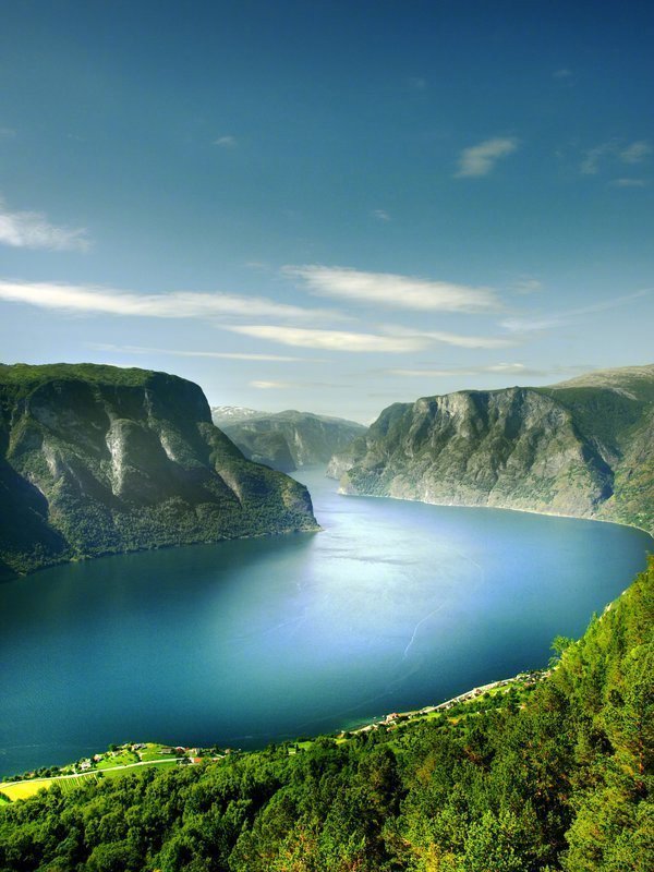 水,一平如镜,云月其中,怡然自乐.水,怀着平静而轻灵的心