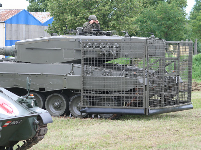 奥地利陆军的反暴乱改装型"豹2a4"主战坦克