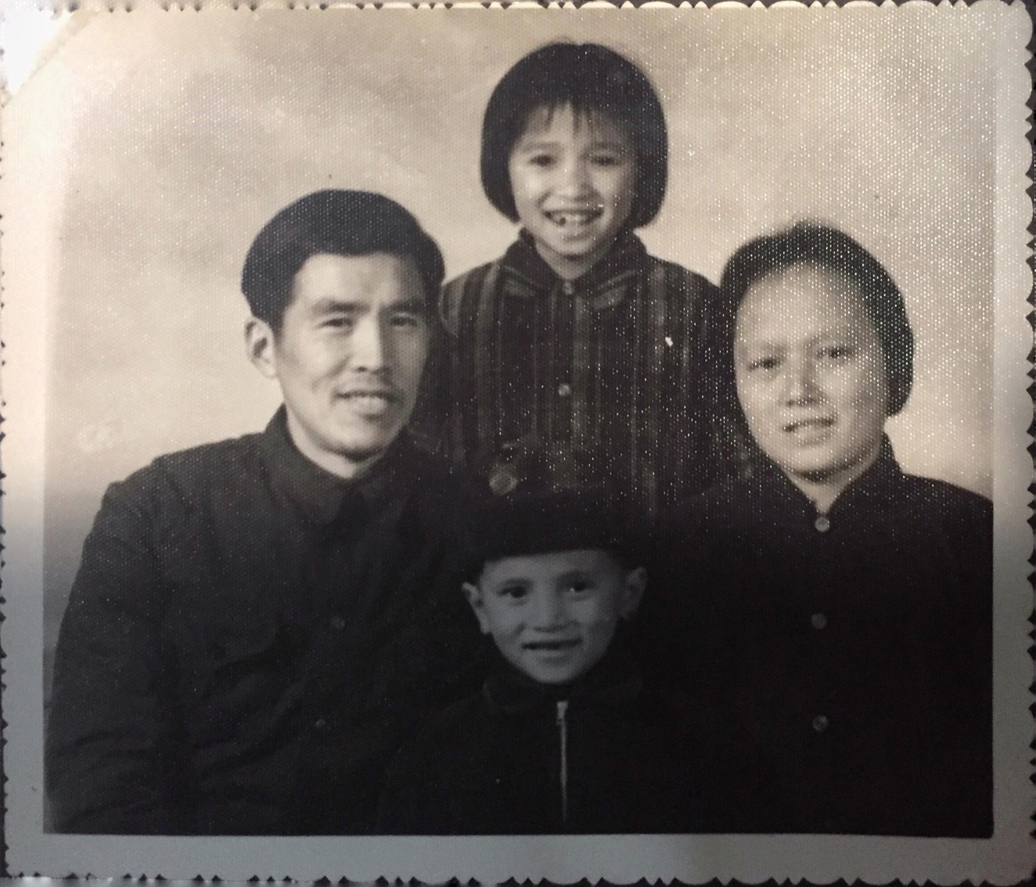 发来老照片,70年代外公外婆妈妈舅舅的家庭合照。她说_新浪新闻