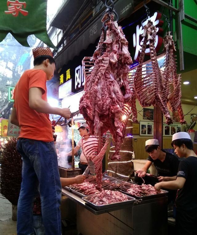 羊肉,他的刀工非常堪比厨神,一会儿功夫一只整羊就只剩下一个骨头架子