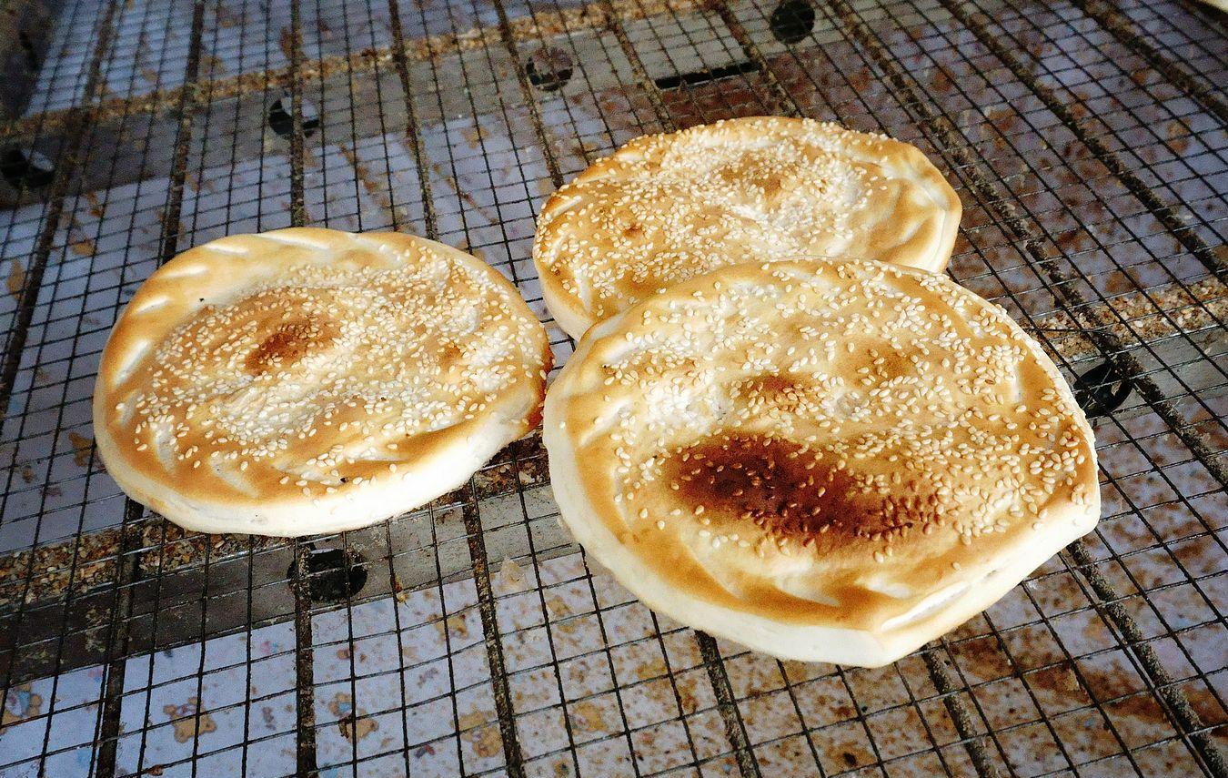 这烤烧饼的是个很辛苦的活