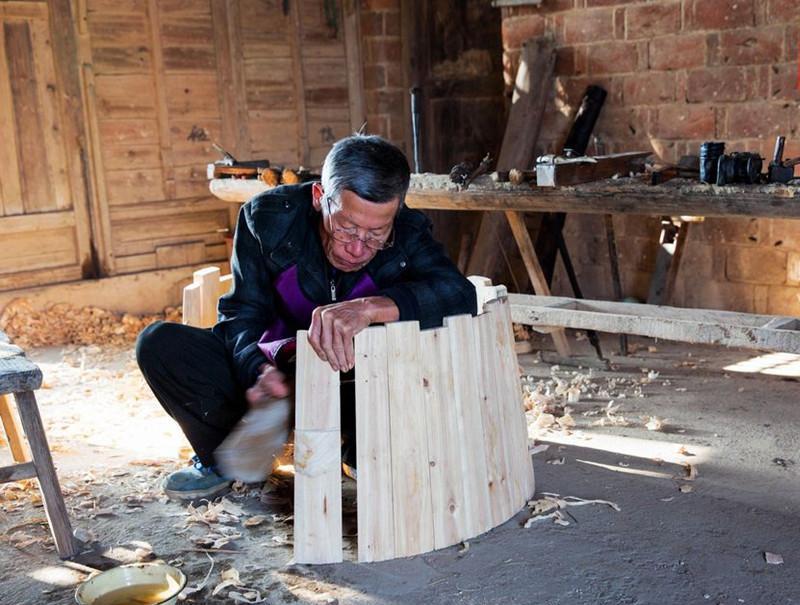 农村75岁老木匠, 一把手艺人人称赞, 最遗憾无人继承